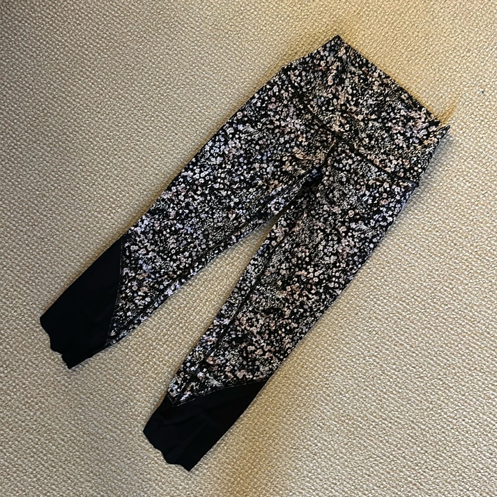 Lululemon Scalloped cropped legging. 23 inch